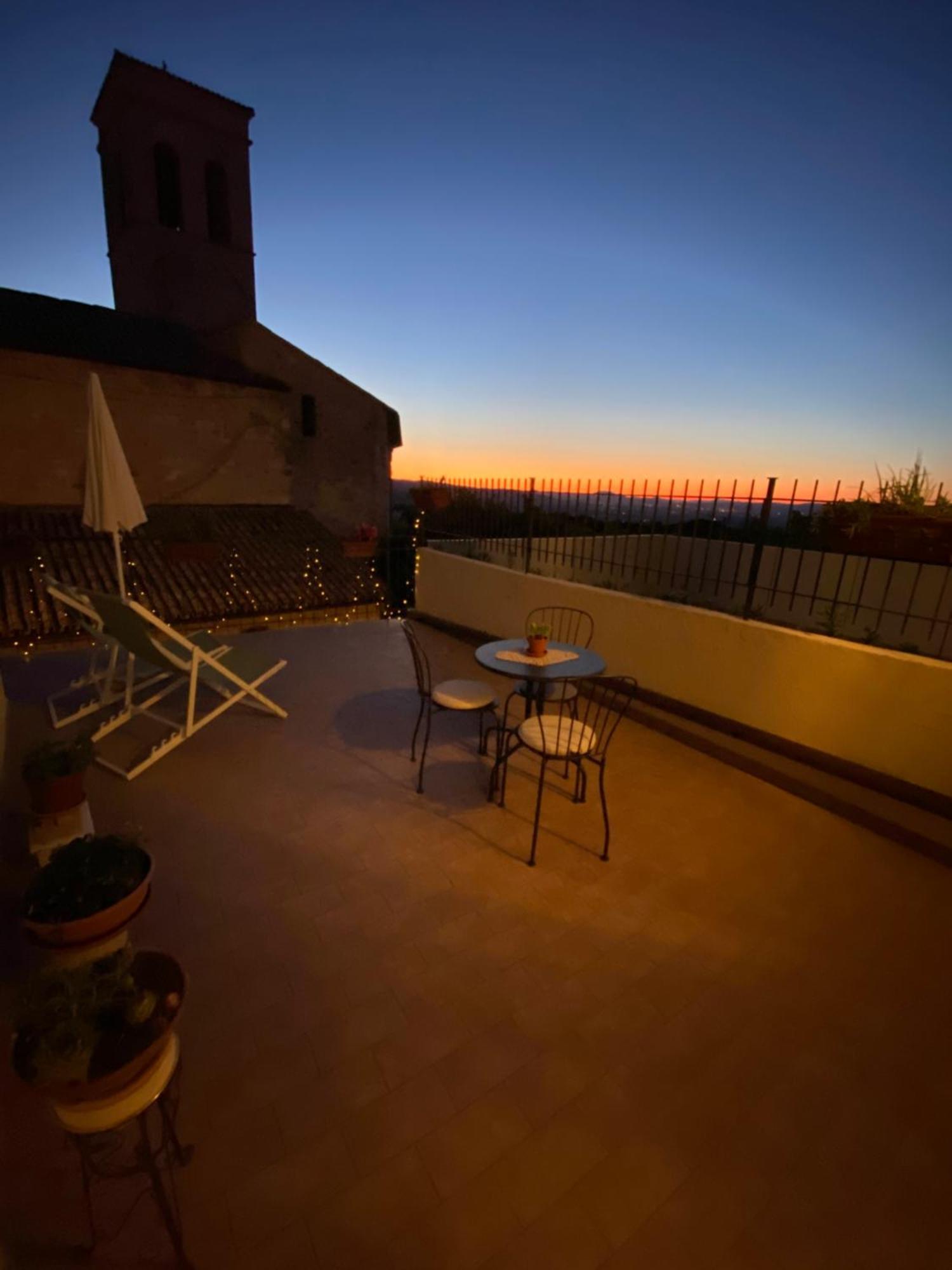App. Con Terrazza Panoramica In Centro-Montefalco Exterior photo